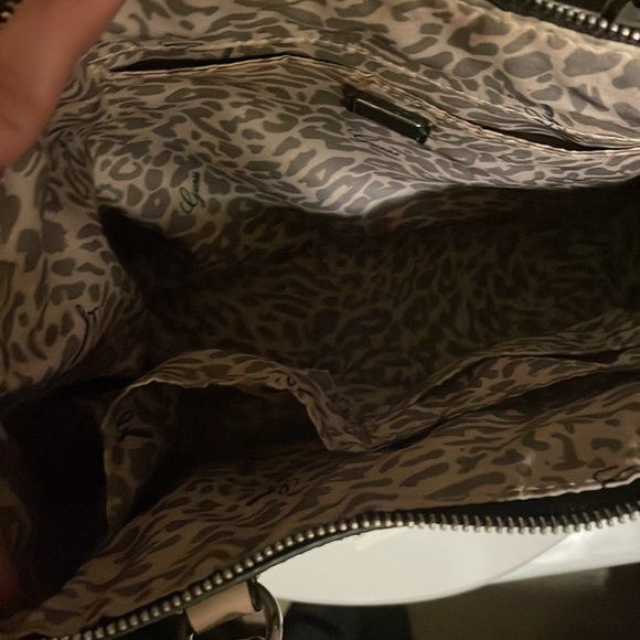 Guess purse like new condition! Lots of compartments. Shoulder strap adjustable - Picture 2 of 5